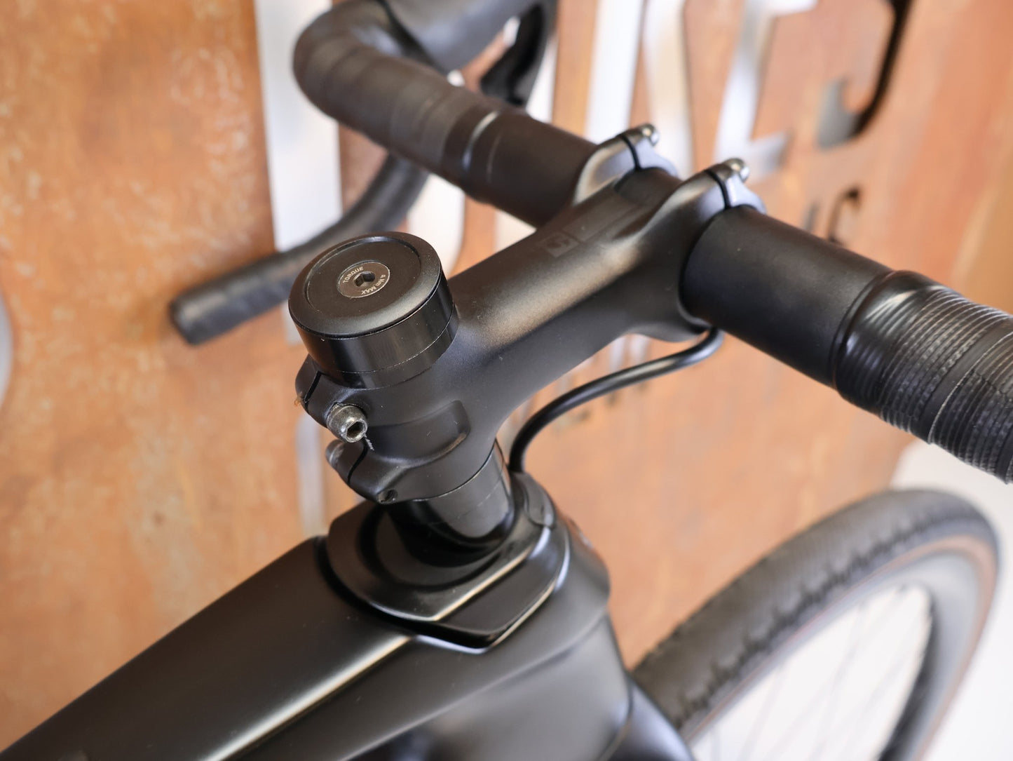 Gravel/Cyclocross von Trek, TREK CHECKPOINT SL 7 AXS GEN 2 / 54 CM 2X12 CUSTOM vor USEDBIKES-OB.DE Hintergrund