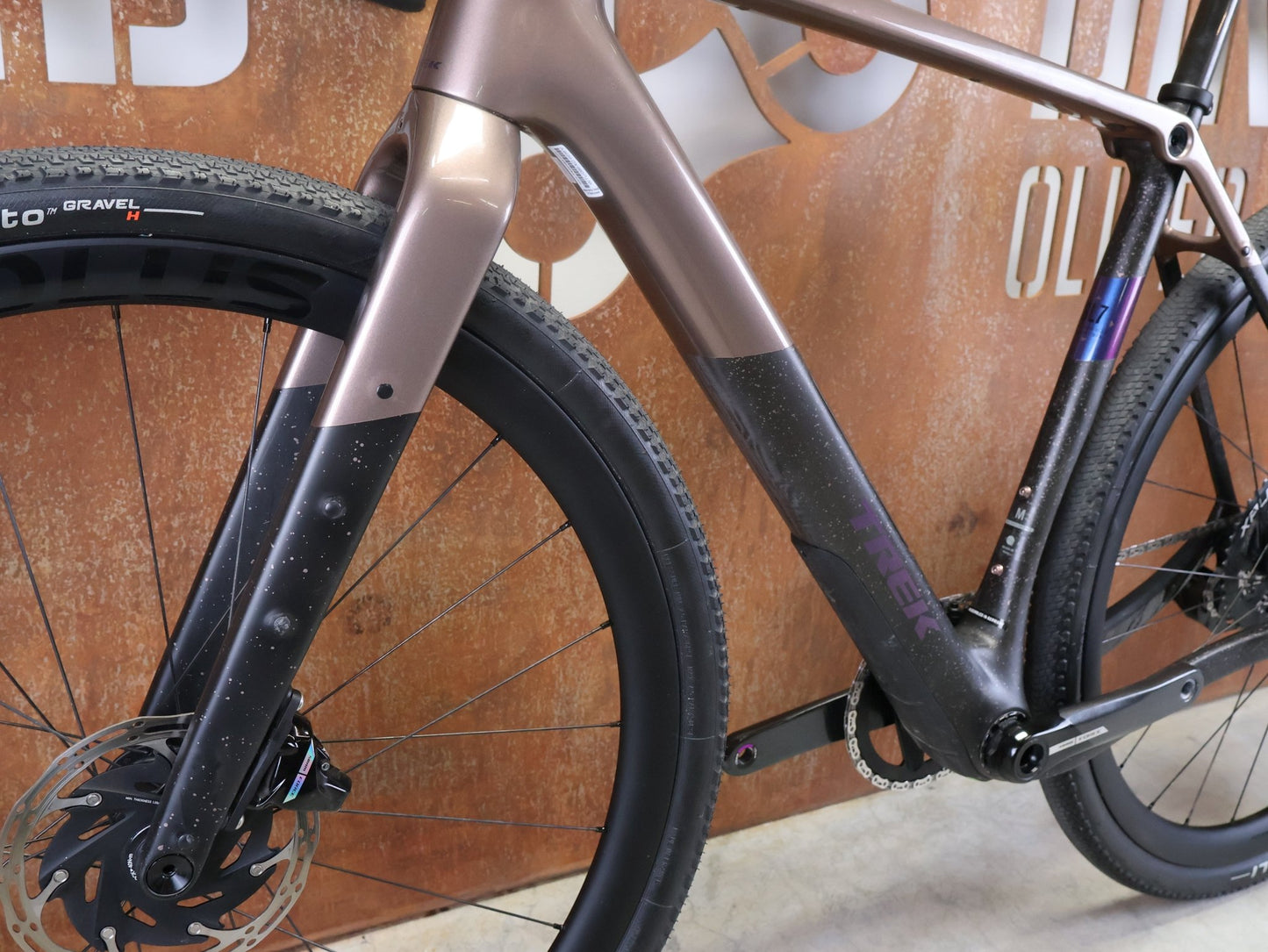 Gravel/Cyclocross von Trek, TREK CHECKPOINT SL 7 AXS GEN 3 / BRONZE AGE / M vor USEDBIKES - OB.DE Hintergrund