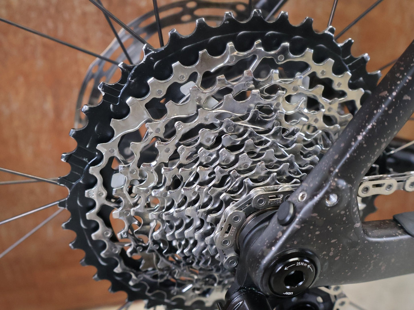 Gravel/Cyclocross von Trek, TREK CHECKPOINT SL 7 AXS GEN 3 / BRONZE AGE / M vor USEDBIKES - OB.DE Hintergrund