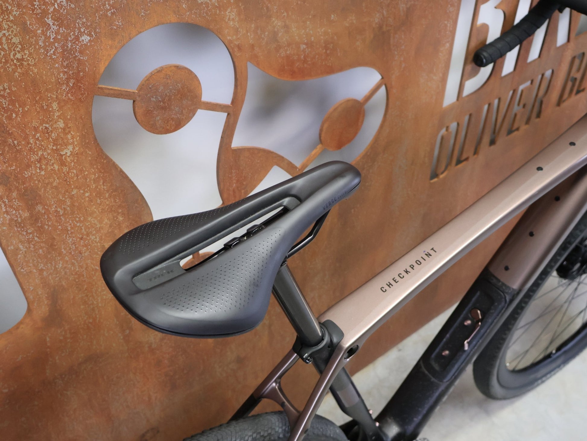 Gravel/Cyclocross von Trek, TREK CHECKPOINT SL 7 AXS GEN 3 / BRONZE AGE / M vor USEDBIKES - OB.DE Hintergrund