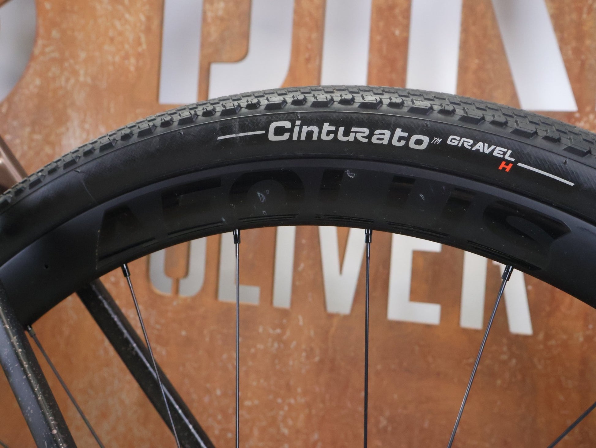 Gravel/Cyclocross von Trek, TREK CHECKPOINT SL 7 AXS GEN 3 / BRONZE AGE / M vor USEDBIKES - OB.DE Hintergrund