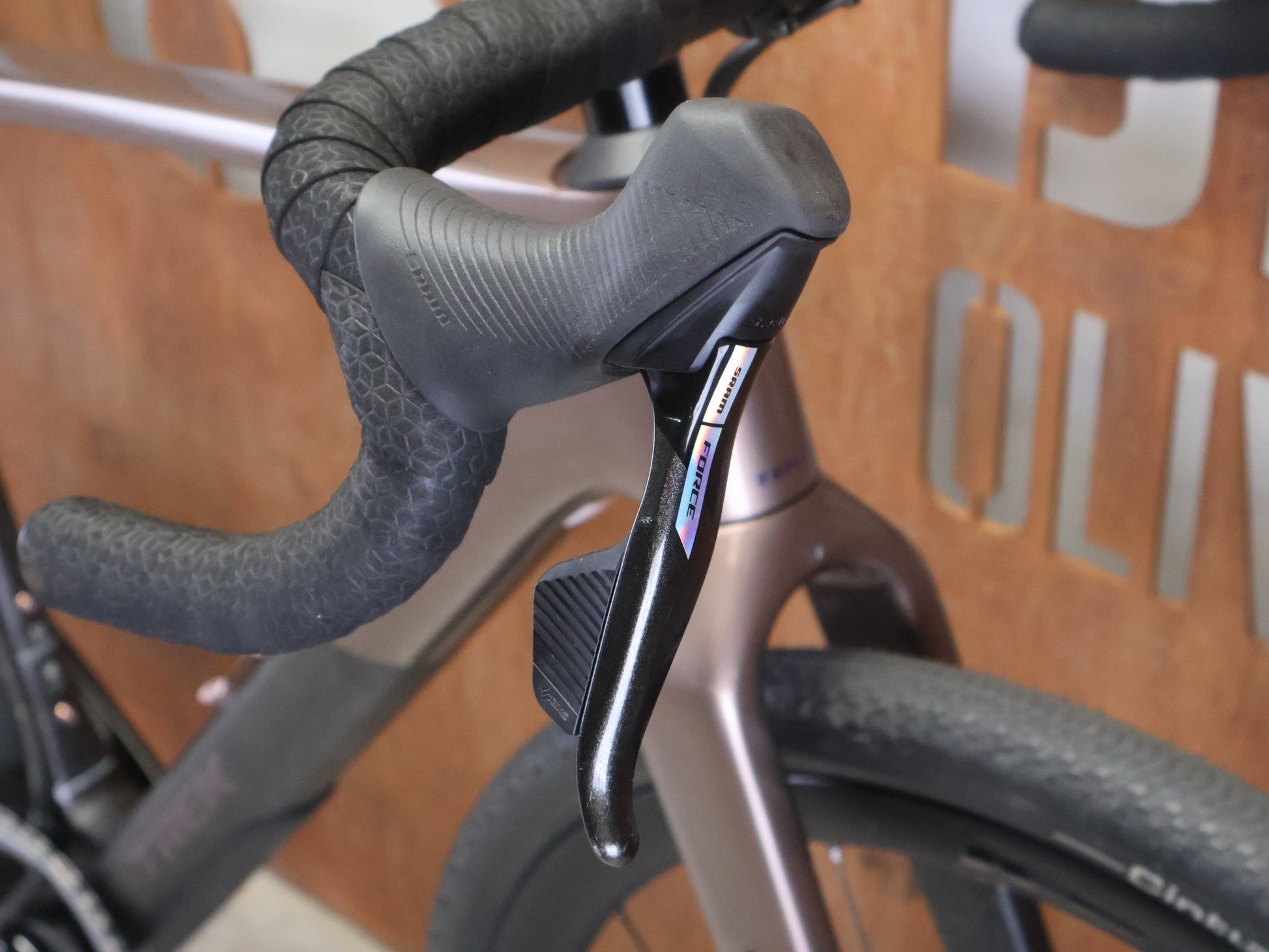 Gravel/Cyclocross von Trek, TREK CHECKPOINT SL 7 AXS GEN 3 / BRONZE AGE / M vor USEDBIKES - OB.DE Hintergrund