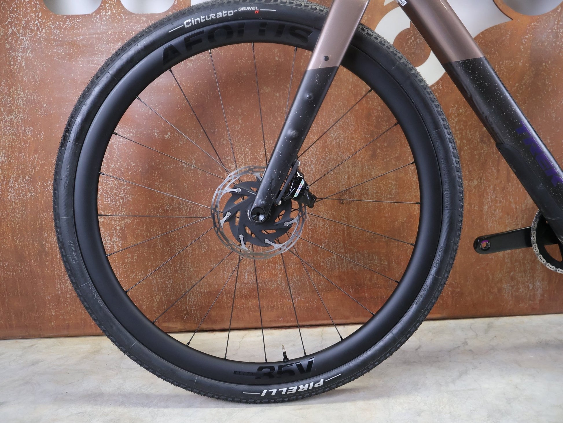 Gravel/Cyclocross von Trek, TREK CHECKPOINT SL 7 AXS GEN 3 / BRONZE AGE / M vor USEDBIKES - OB.DE Hintergrund