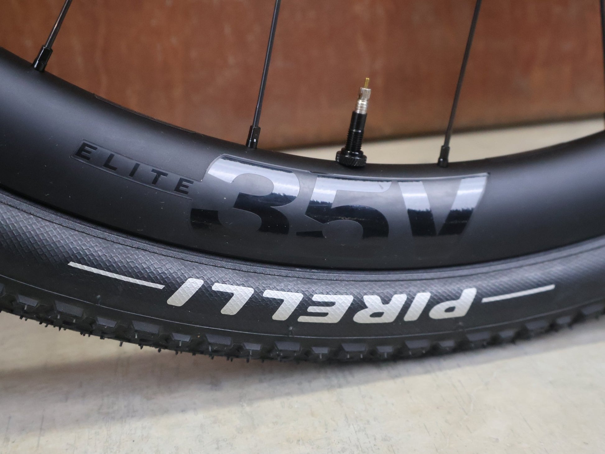 Gravel/Cyclocross von Trek, TREK CHECKPOINT SL 7 AXS GEN 3 / BRONZE AGE / M vor USEDBIKES - OB.DE Hintergrund