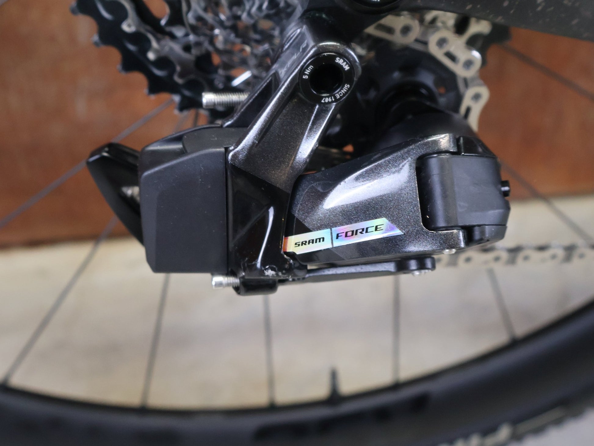 Gravel/Cyclocross von Trek, TREK CHECKPOINT SL 7 AXS GEN 3 / BRONZE AGE / M vor USEDBIKES - OB.DE Hintergrund