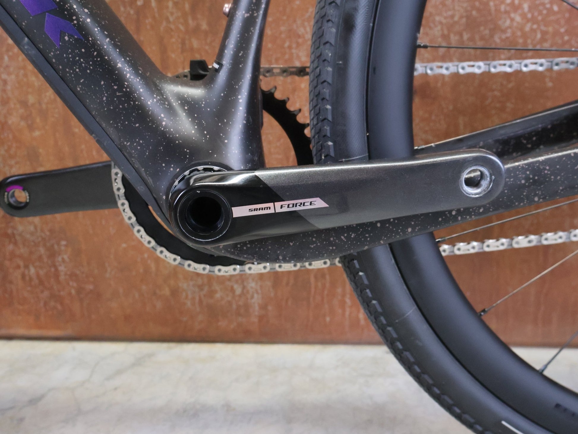 Gravel/Cyclocross von Trek, TREK CHECKPOINT SL 7 AXS GEN 3 / BRONZE AGE / M vor USEDBIKES - OB.DE Hintergrund