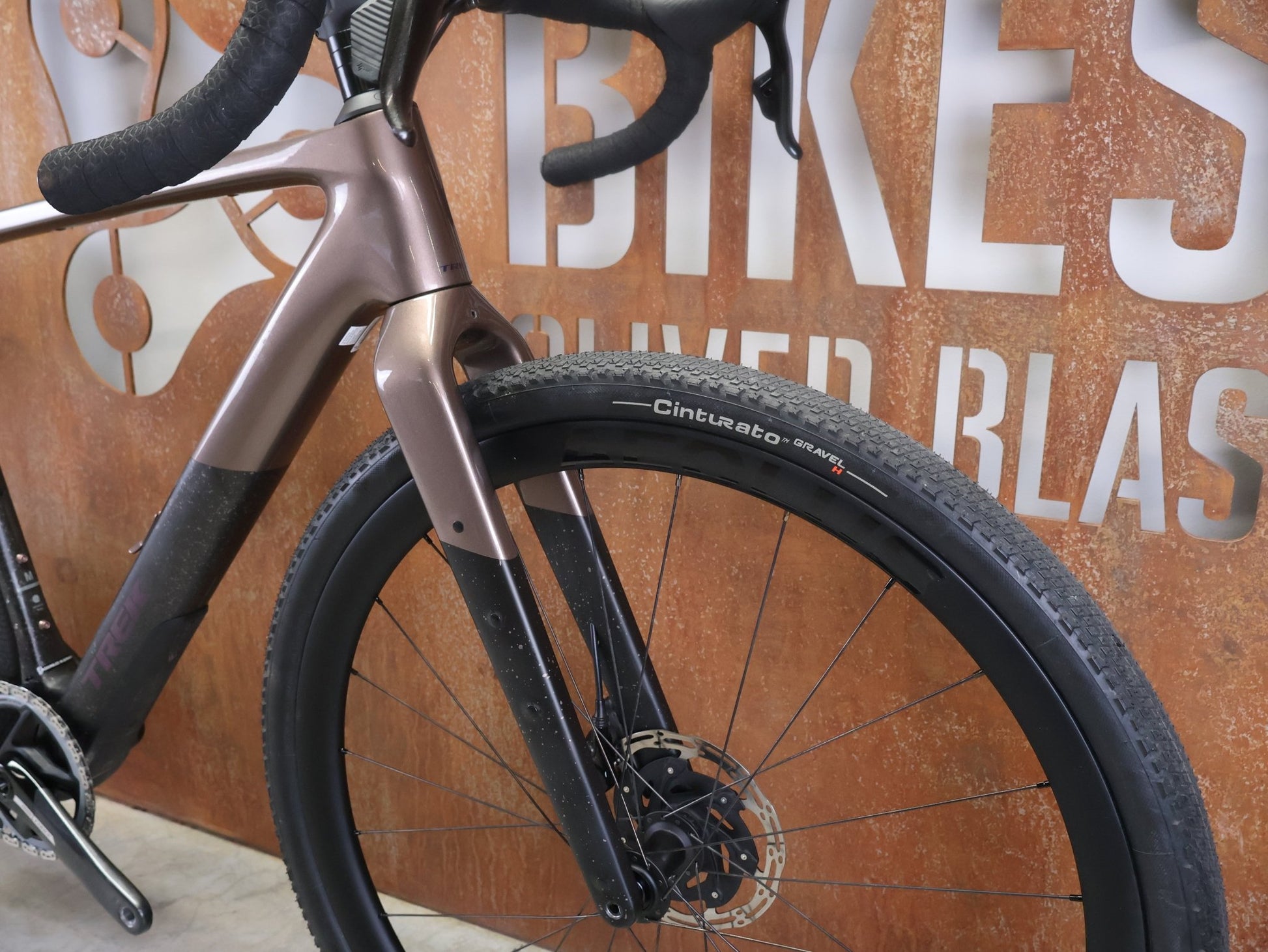 Gravel/Cyclocross von Trek, TREK CHECKPOINT SL 7 AXS GEN 3 / BRONZE AGE / M vor USEDBIKES - OB.DE Hintergrund