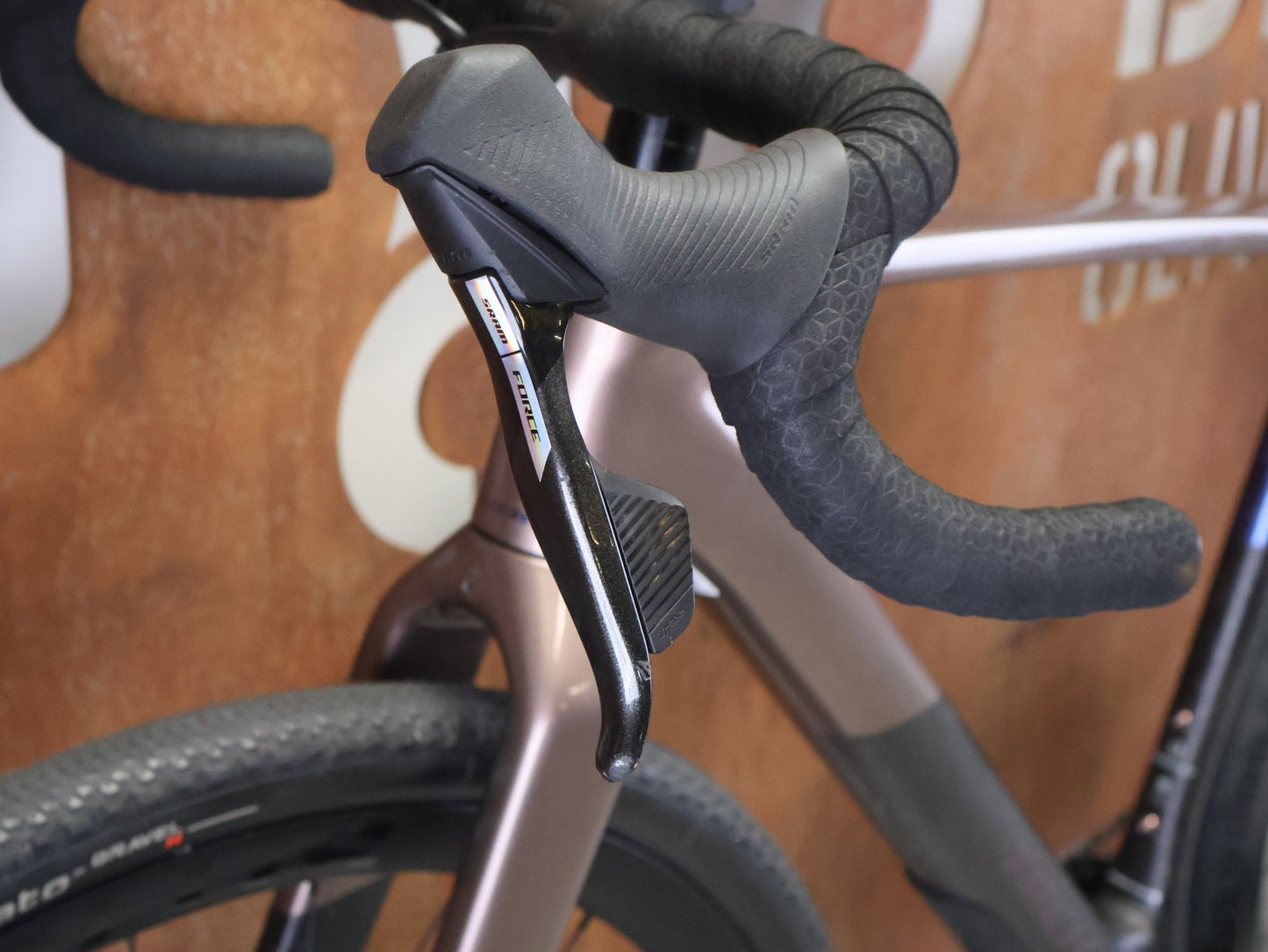 Gravel/Cyclocross von Trek, TREK CHECKPOINT SL 7 AXS GEN 3 / BRONZE AGE / M vor USEDBIKES - OB.DE Hintergrund