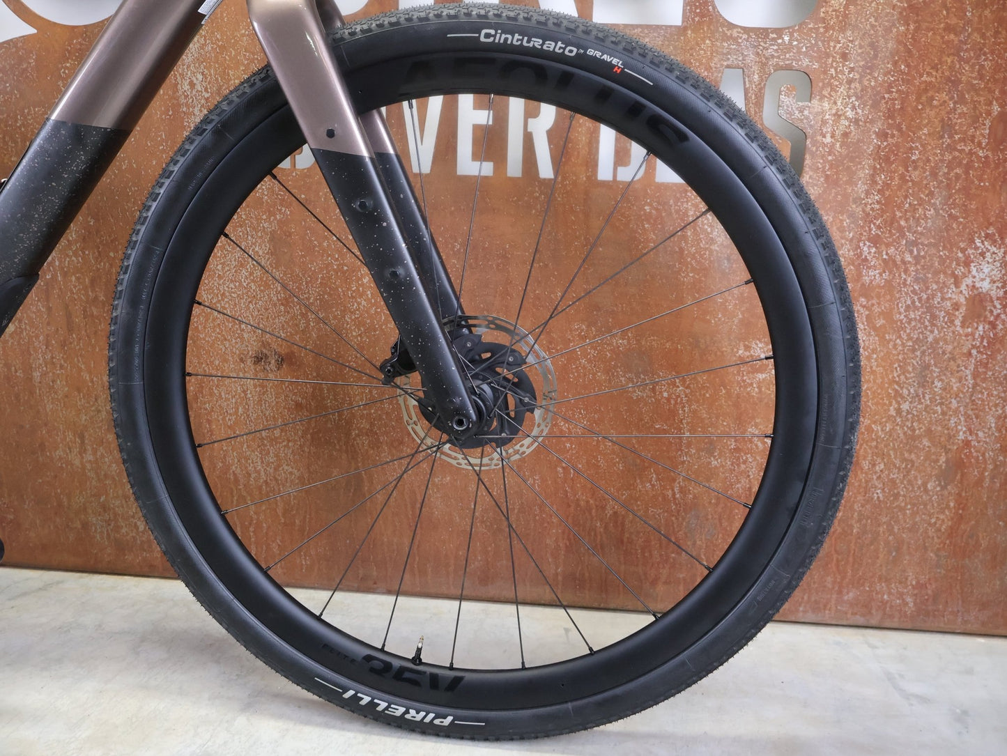 Gravel/Cyclocross von Trek, TREK CHECKPOINT SL 7 AXS GEN 3 / BRONZE AGE / M vor USEDBIKES - OB.DE Hintergrund