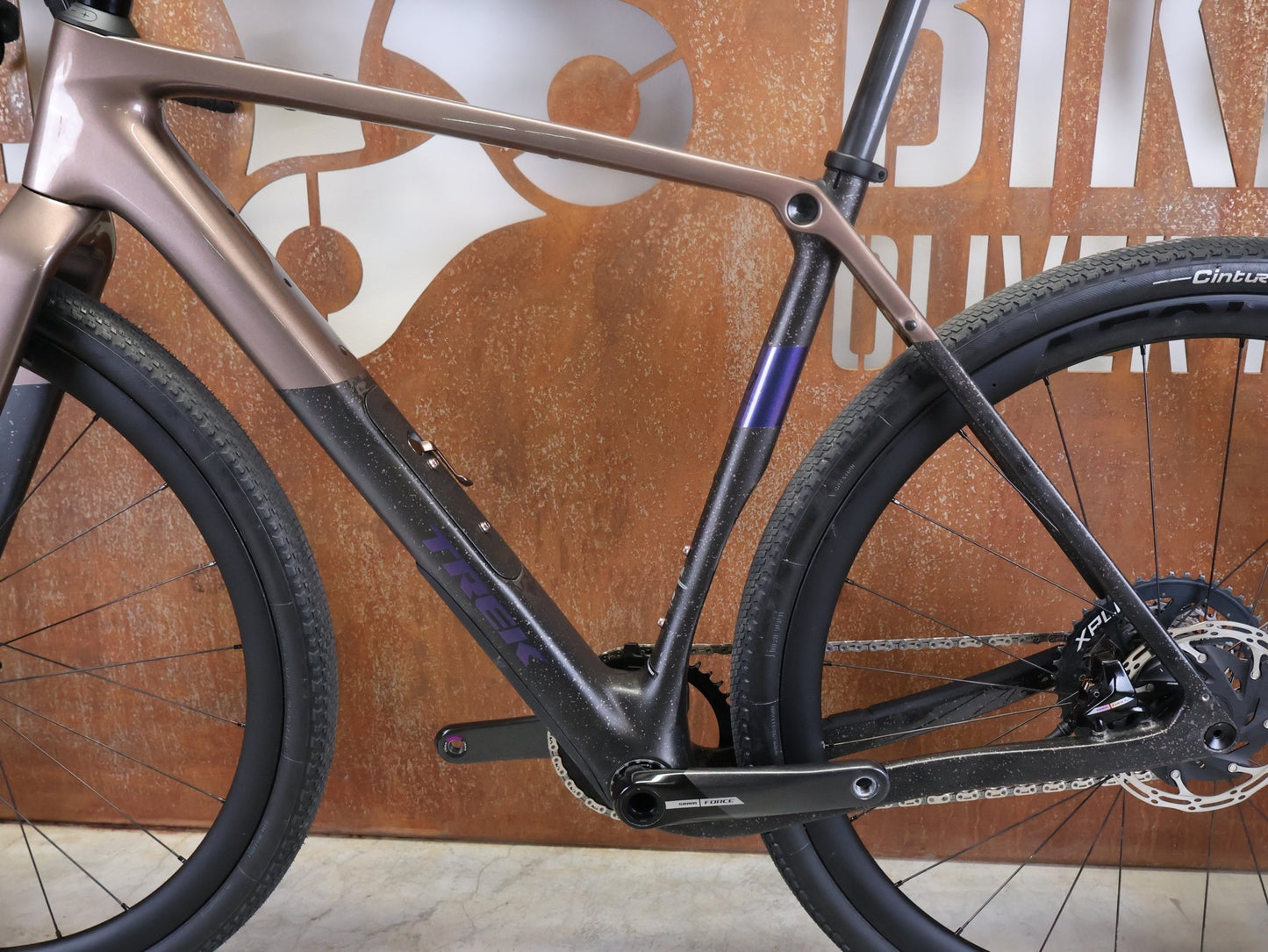 Gravel/Cyclocross von Trek, TREK CHECKPOINT SL 7 AXS GEN 3 / BRONZE AGE / M vor USEDBIKES - OB.DE Hintergrund