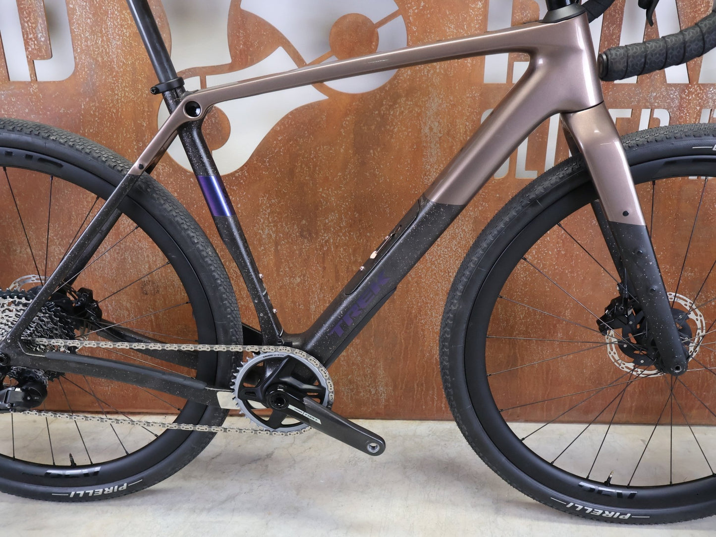 Gravel/Cyclocross von Trek, TREK CHECKPOINT SL 7 AXS GEN 3 / BRONZE AGE / M vor USEDBIKES - OB.DE Hintergrund