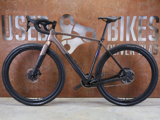 Gravel/Cyclocross von Trek, TREK CHECKPOINT SL 7 AXS GEN 3 / BRONZE AGE / M vor USEDBIKES - OB.DE Hintergrund