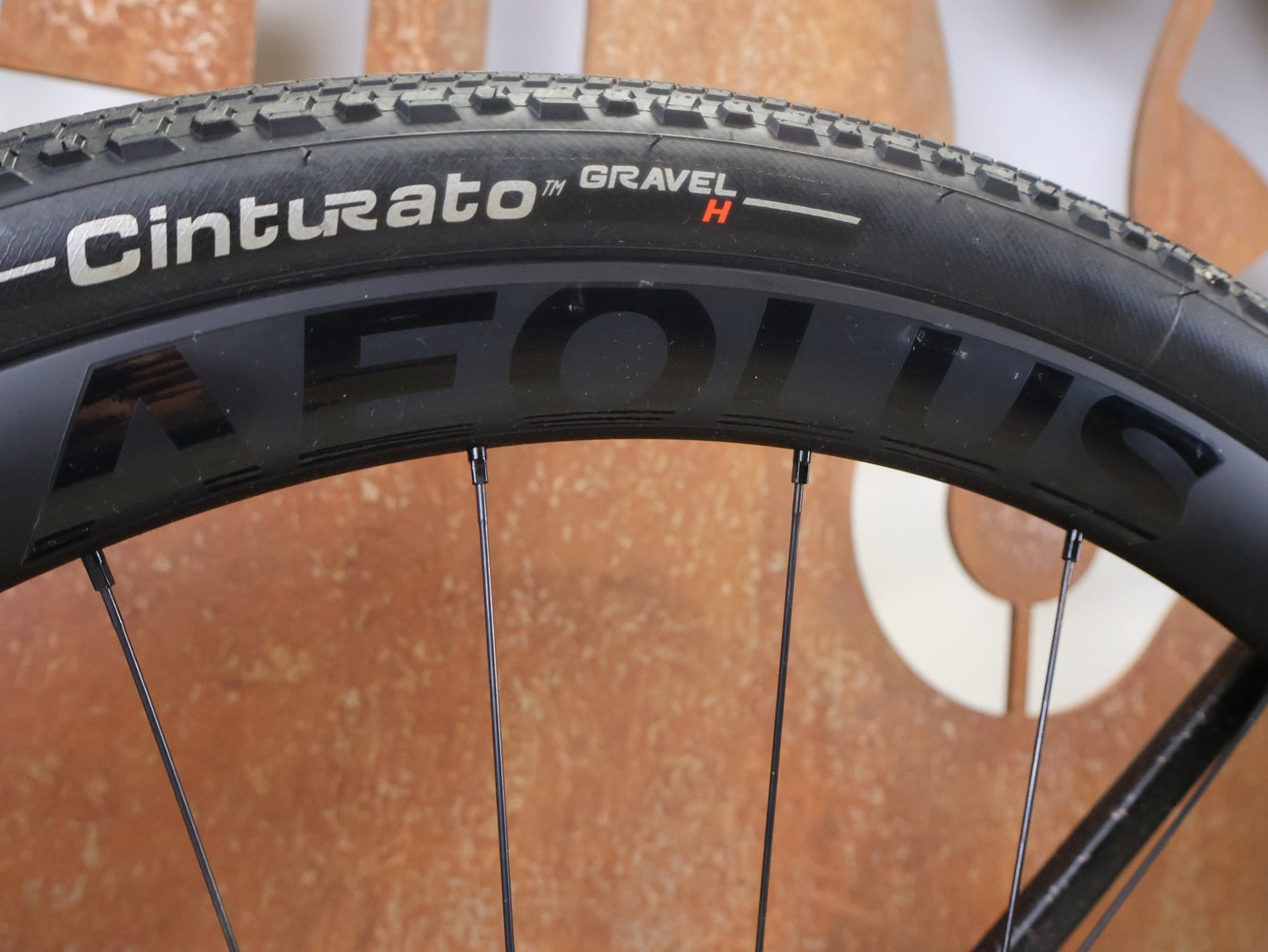 Gravel/Cyclocross von Trek, TREK CHECKPOINT SL 7 AXS GEN 3 / BRONZE AGE / M vor USEDBIKES - OB.DE Hintergrund