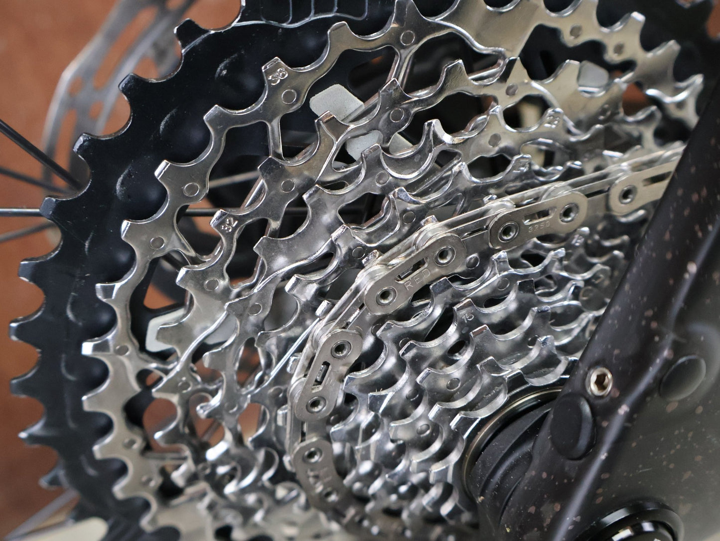 Gravel/Cyclocross von Trek, TREK CHECKPOINT SL 7 AXS GEN 3 / BRONZE AGE / M/L vor USEDBIKES - OB.DE Hintergrund