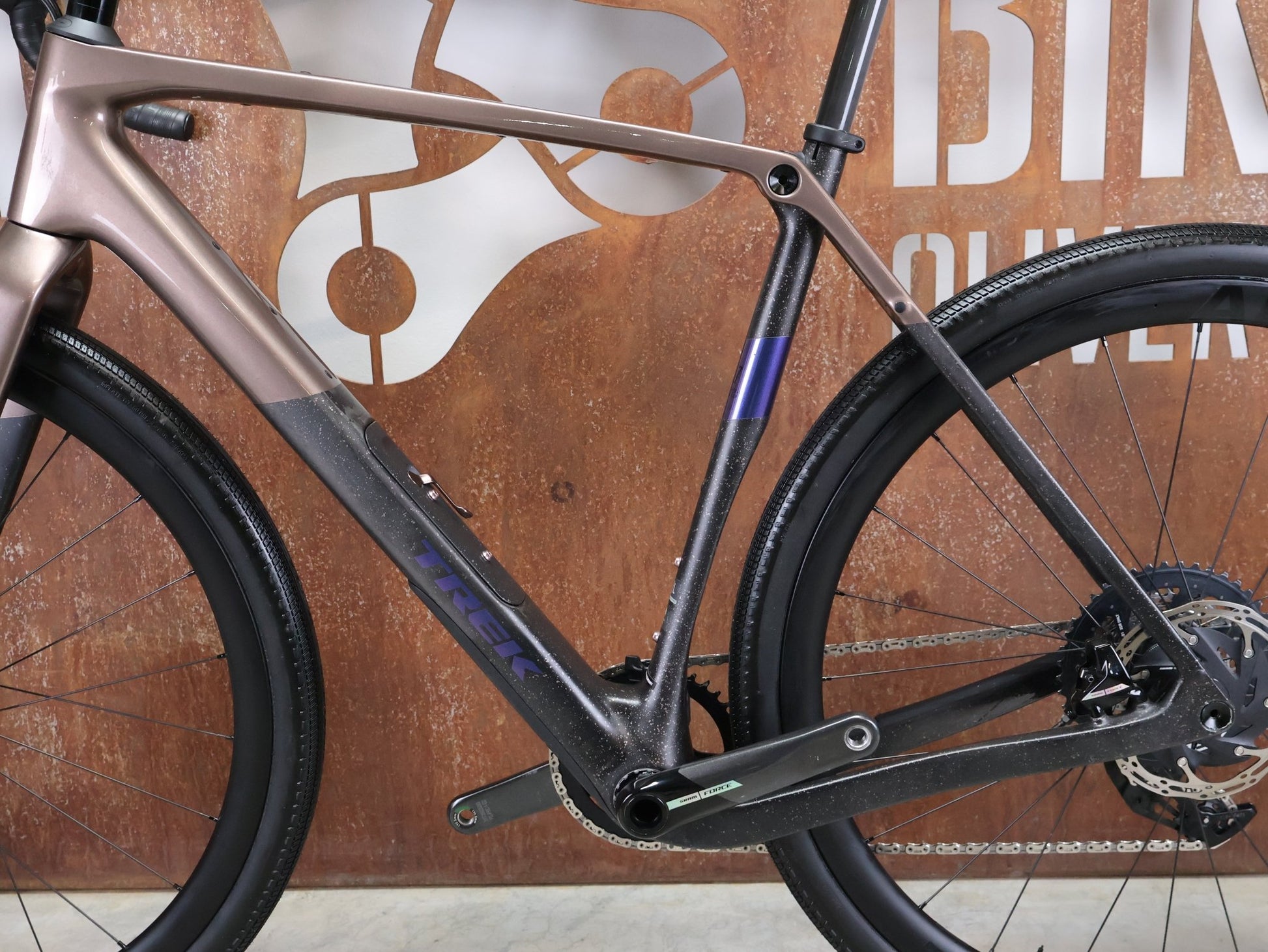 Gravel/Cyclocross von Trek, TREK CHECKPOINT SL 7 AXS GEN 3 / BRONZE AGE / M/L vor USEDBIKES - OB.DE Hintergrund