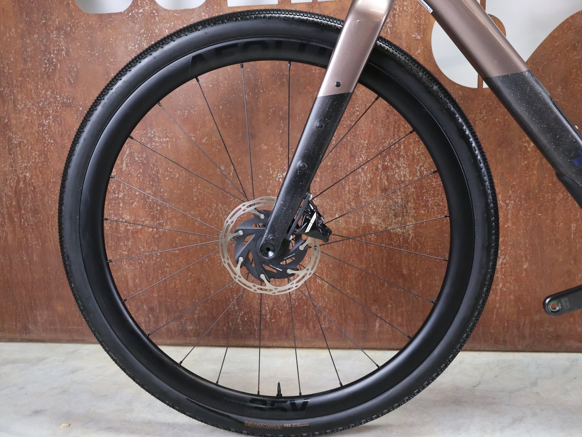 Gravel/Cyclocross von Trek, TREK CHECKPOINT SL 7 AXS GEN 3 / BRONZE AGE / M/L vor USEDBIKES - OB.DE Hintergrund