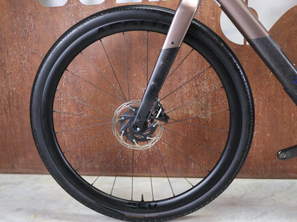 Gravel/Cyclocross von Trek, TREK CHECKPOINT SL 7 AXS GEN 3 / BRONZE AGE / M/L vor USEDBIKES - OB.DE Hintergrund