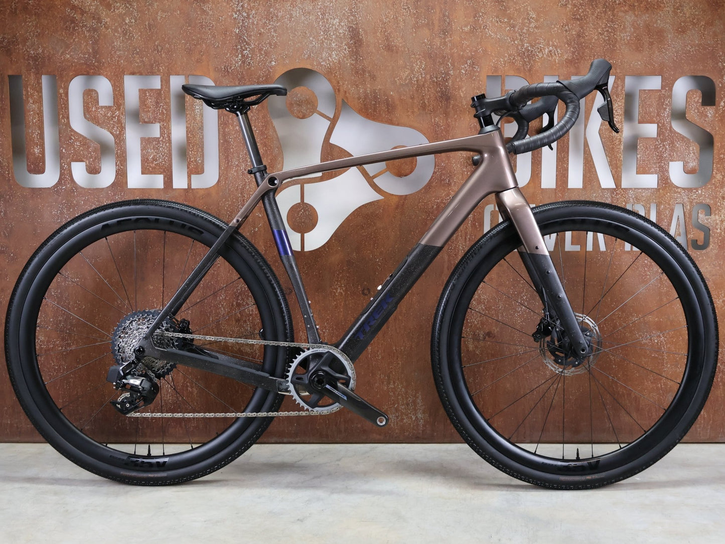 Gravel/Cyclocross von Trek, TREK CHECKPOINT SL 7 AXS GEN 3 / BRONZE AGE / M/L vor USEDBIKES - OB.DE Hintergrund