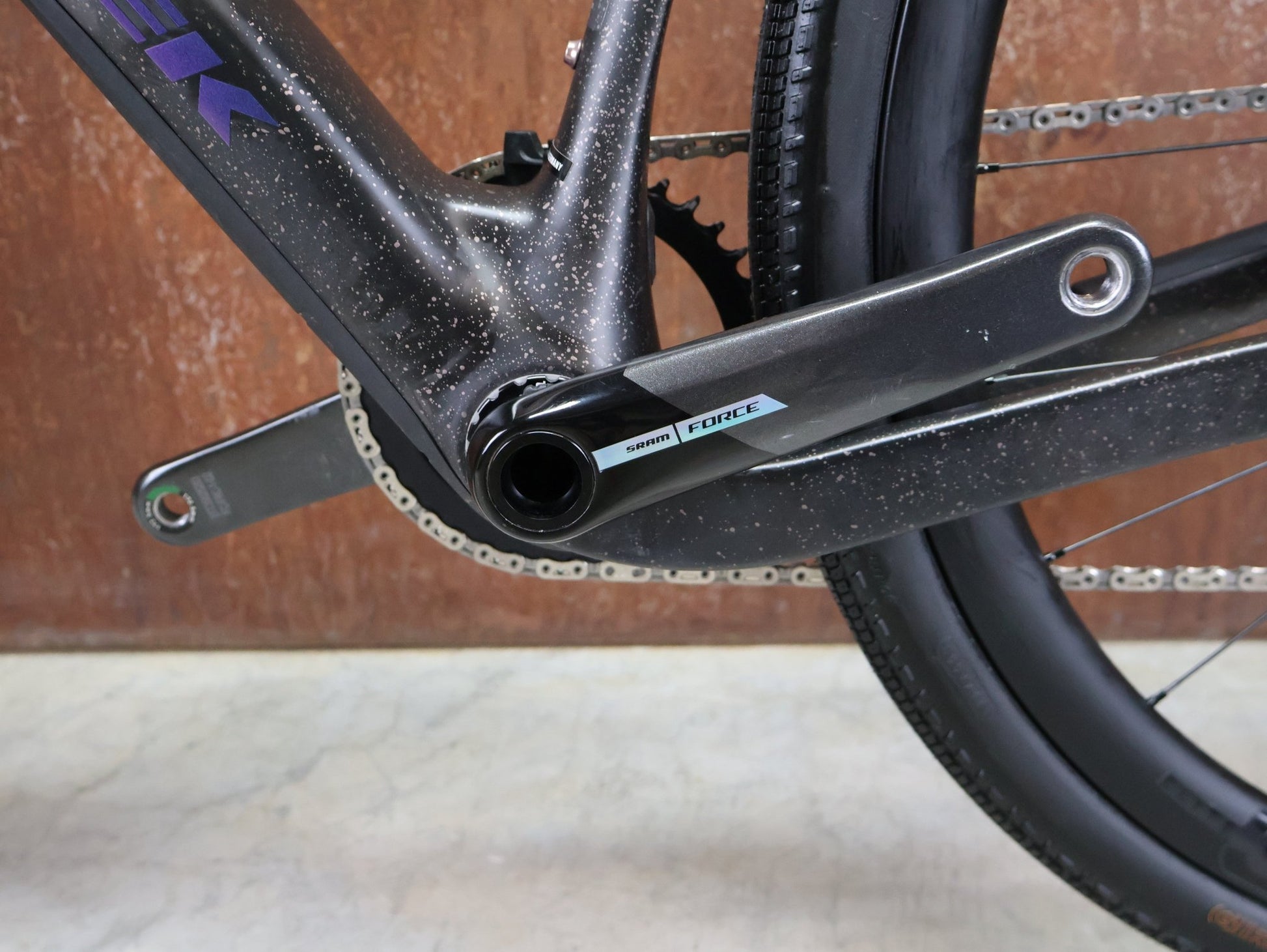 Gravel/Cyclocross von Trek, TREK CHECKPOINT SL 7 AXS GEN 3 / BRONZE AGE / M/L vor USEDBIKES - OB.DE Hintergrund