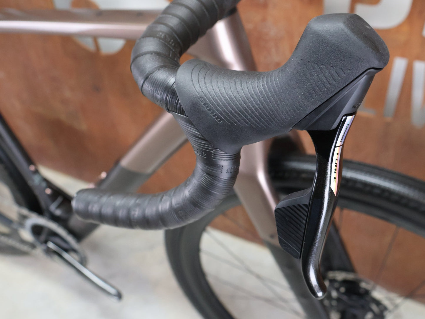 Gravel/Cyclocross von Trek, TREK CHECKPOINT SL 7 AXS GEN 3 / BRONZE AGE / M/L vor USEDBIKES - OB.DE Hintergrund