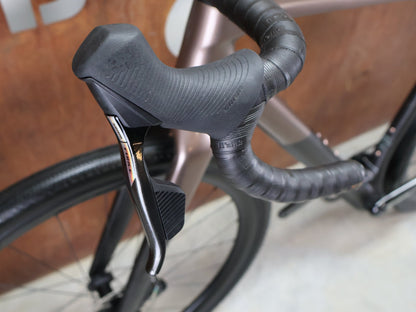 Gravel/Cyclocross von Trek, TREK CHECKPOINT SL 7 AXS GEN 3 / BRONZE AGE / M/L vor USEDBIKES - OB.DE Hintergrund