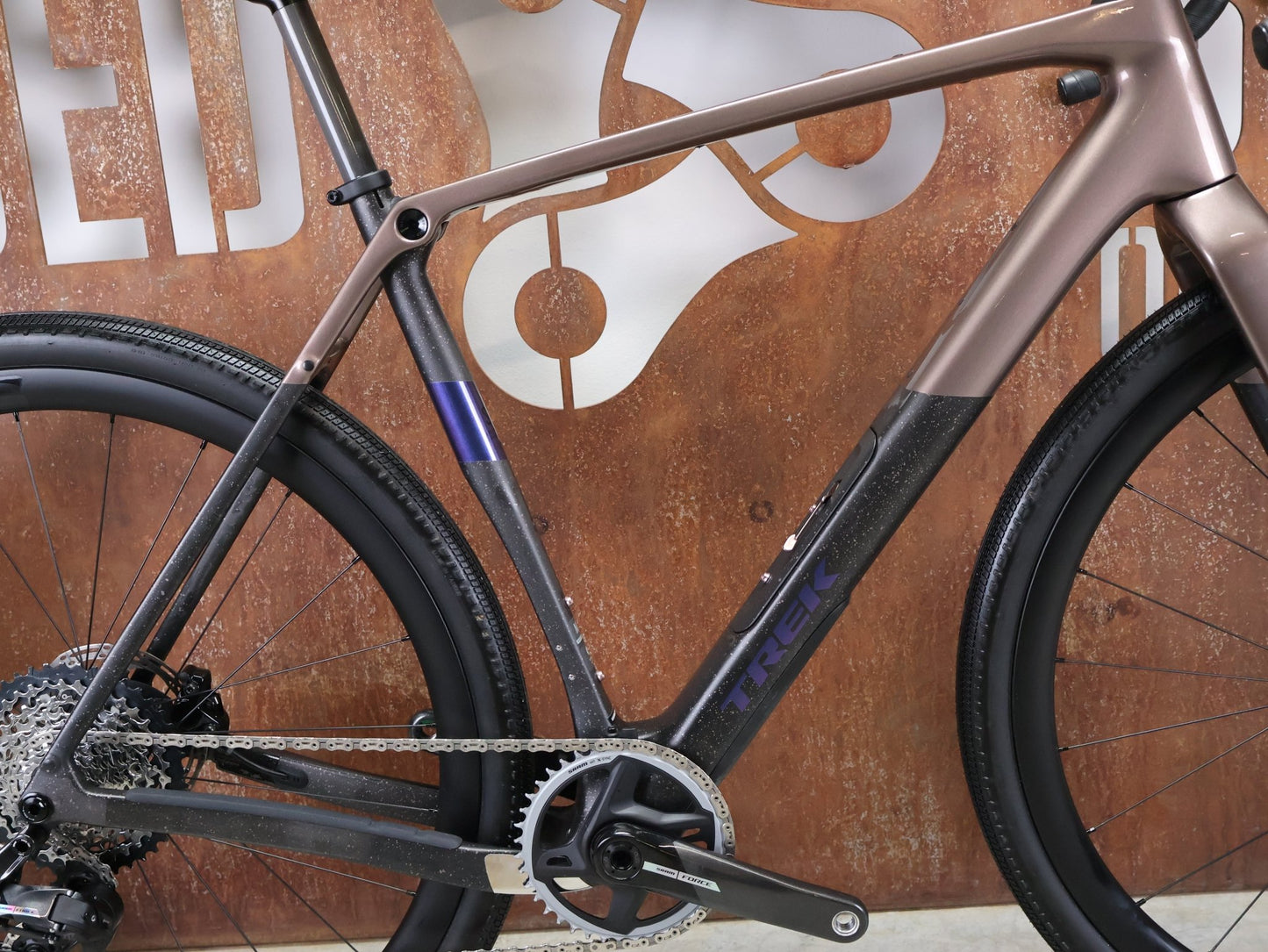 Gravel/Cyclocross von Trek, TREK CHECKPOINT SL 7 AXS GEN 3 / BRONZE AGE / M/L vor USEDBIKES - OB.DE Hintergrund