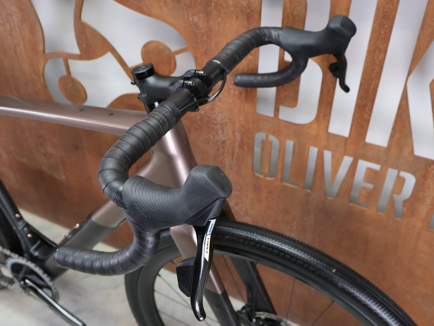 Gravel/Cyclocross von Trek, TREK CHECKPOINT SL 7 AXS GEN 3 / BRONZE AGE / M/L vor USEDBIKES - OB.DE Hintergrund