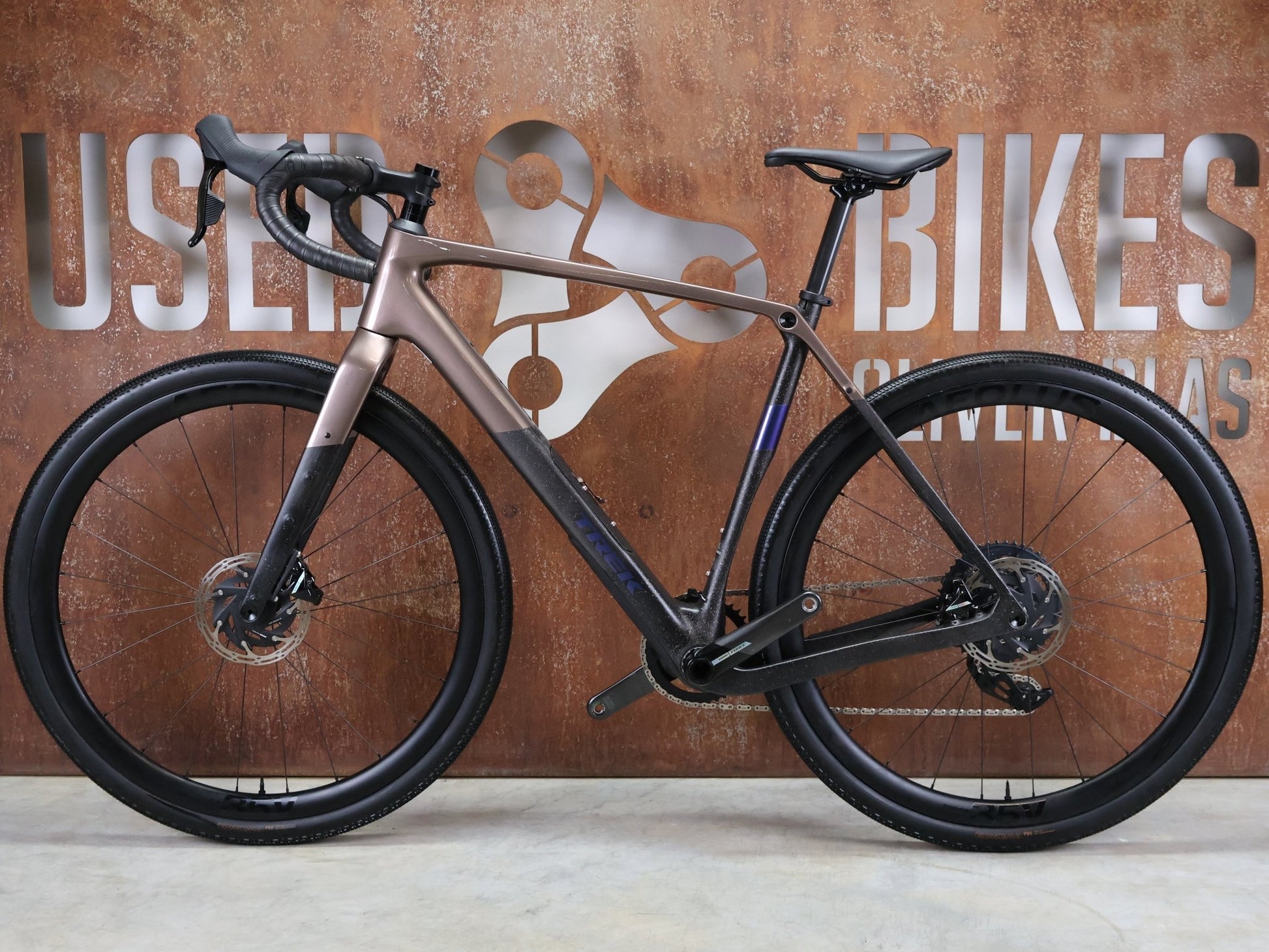 Gravel/Cyclocross von Trek, TREK CHECKPOINT SL 7 AXS GEN 3 / BRONZE AGE / M/L vor USEDBIKES - OB.DE Hintergrund