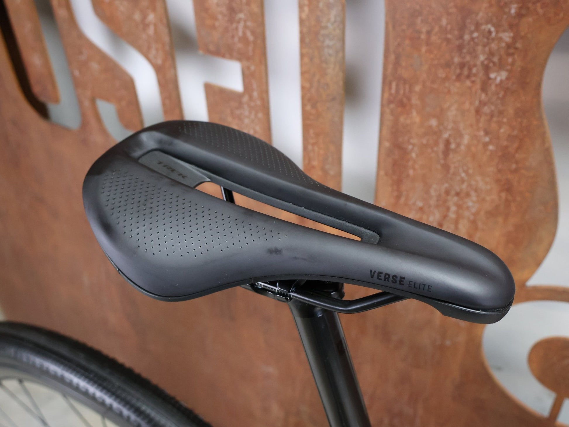 Gravel/Cyclocross von Trek, TREK CHECKPOINT SL 7 AXS GEN 3 / BRONZE AGE / M/L vor USEDBIKES - OB.DE Hintergrund