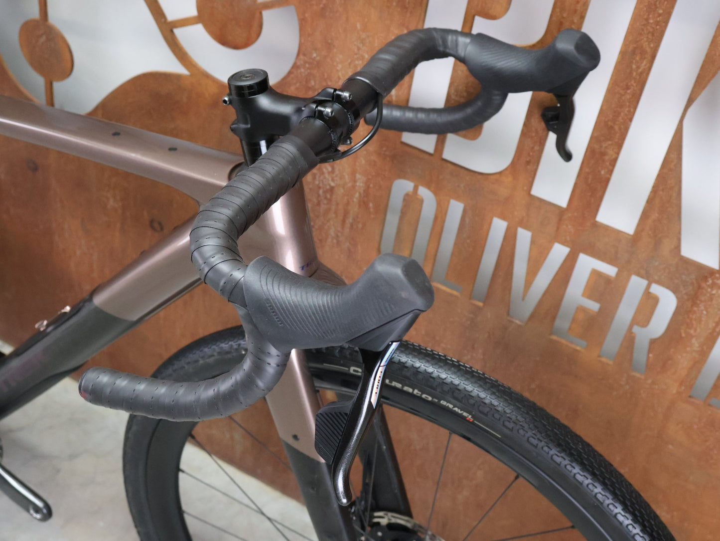 Gravel/Cyclocross von Trek, TREK CHECKPOINT SL 7 AXS GEN 3 / BRONZE AGE / S vor USEDBIKES - OB.DE Hintergrund