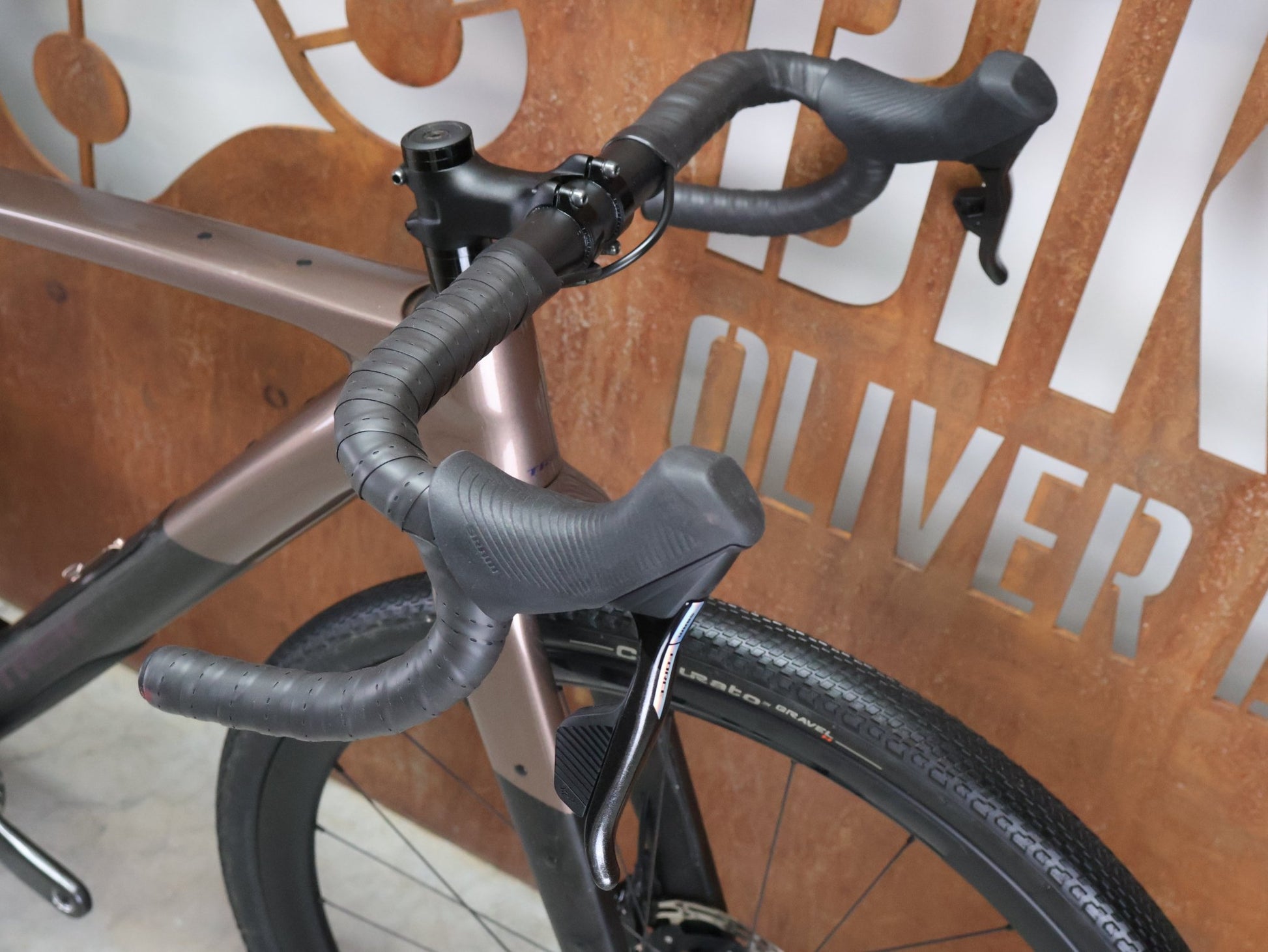 Gravel/Cyclocross von Trek, TREK CHECKPOINT SL 7 AXS GEN 3 / BRONZE AGE / S vor USEDBIKES - OB.DE Hintergrund