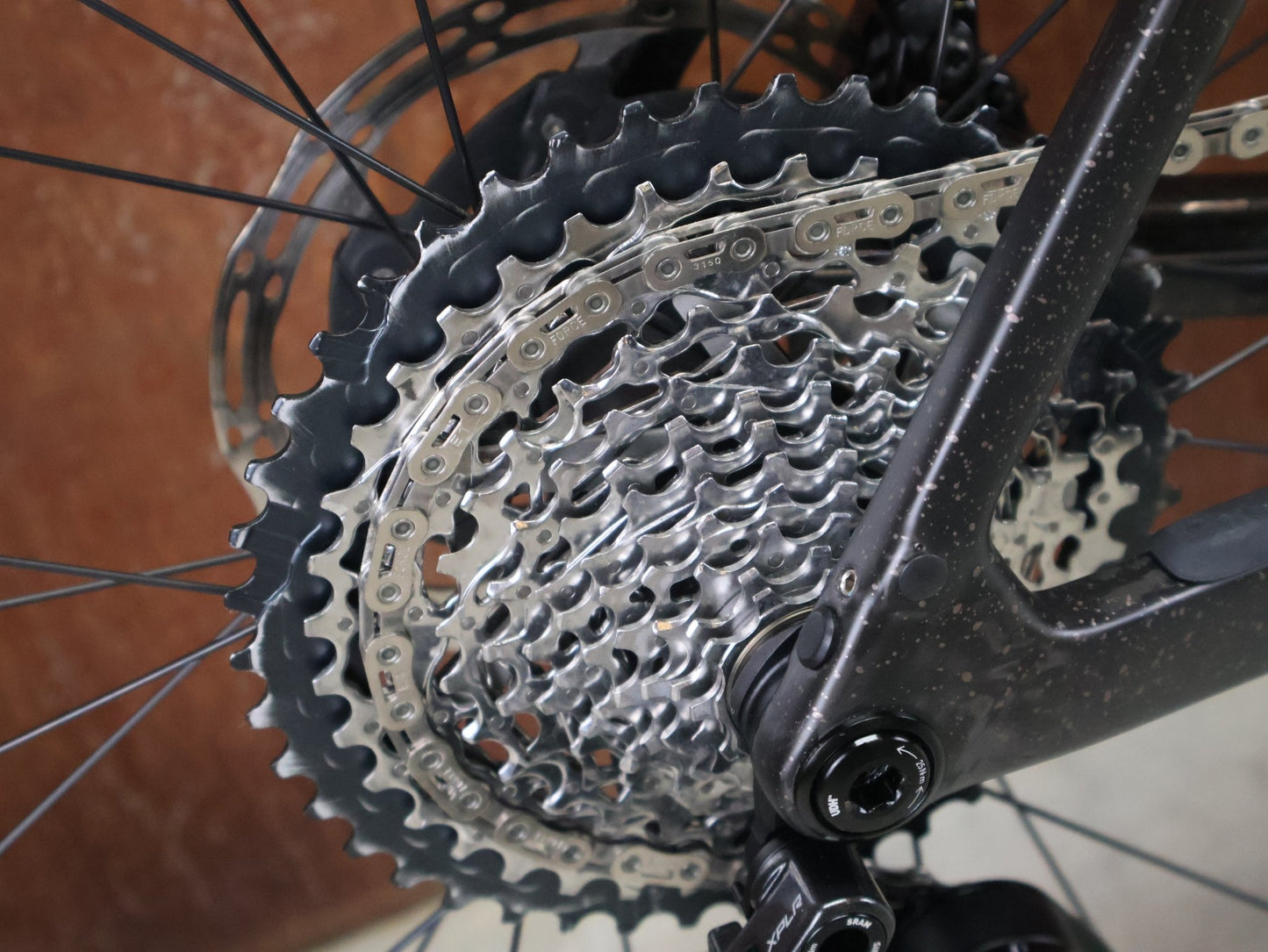 Gravel/Cyclocross von Trek, TREK CHECKPOINT SL 7 AXS GEN 3 / BRONZE AGE / S vor USEDBIKES - OB.DE Hintergrund