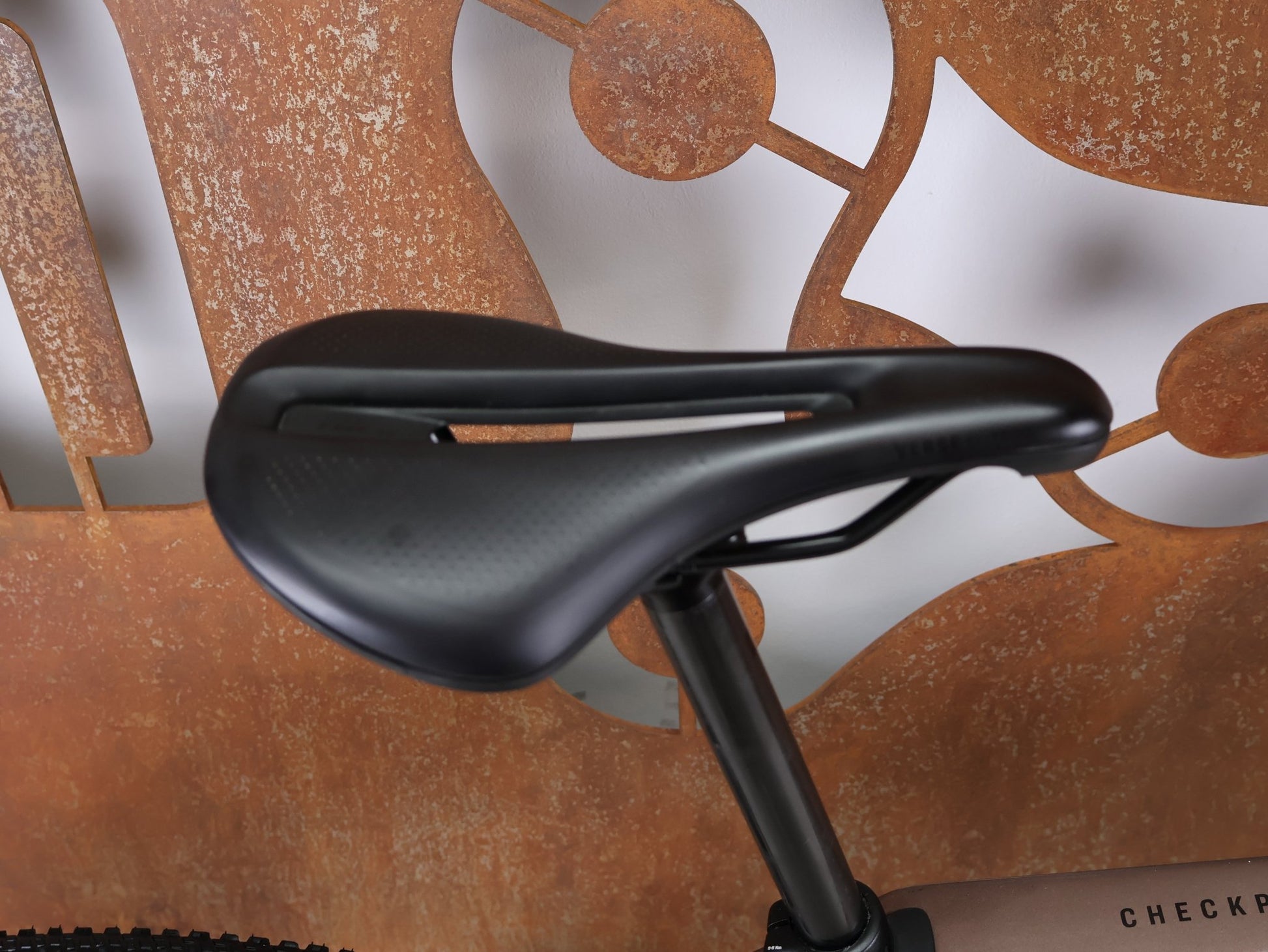 Gravel/Cyclocross von Trek, TREK CHECKPOINT SL 7 AXS GEN 3 / BRONZE AGE / S vor USEDBIKES - OB.DE Hintergrund