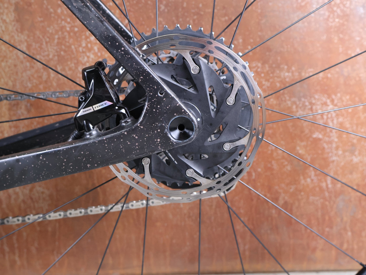 Gravel/Cyclocross von Trek, TREK CHECKPOINT SL 7 AXS GEN 3 / BRONZE AGE / S vor USEDBIKES - OB.DE Hintergrund