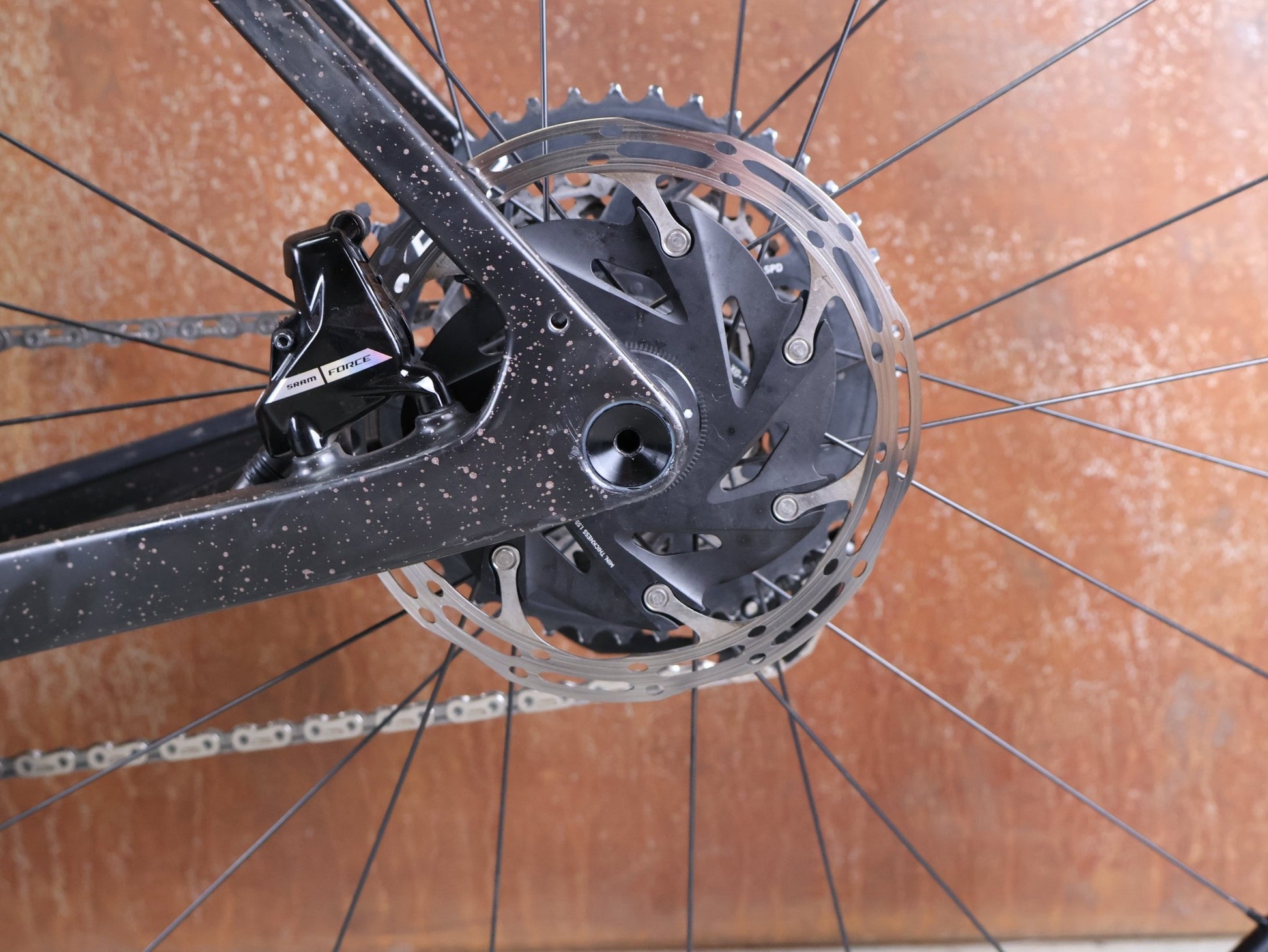 Gravel/Cyclocross von Trek, TREK CHECKPOINT SL 7 AXS GEN 3 / BRONZE AGE / S vor USEDBIKES - OB.DE Hintergrund