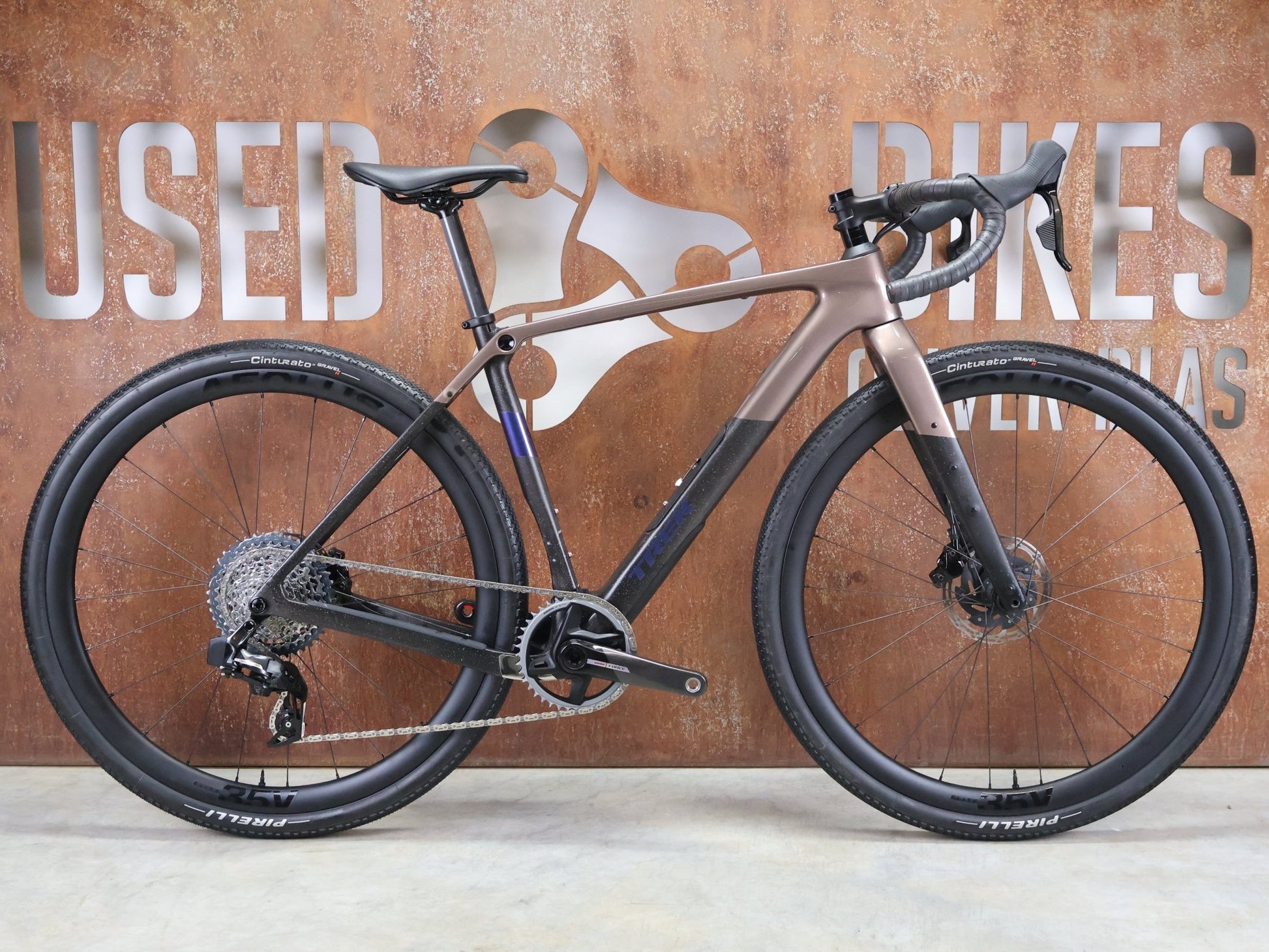 Gravel/Cyclocross von Trek, TREK CHECKPOINT SL 7 AXS GEN 3 / BRONZE AGE / S vor USEDBIKES - OB.DE Hintergrund