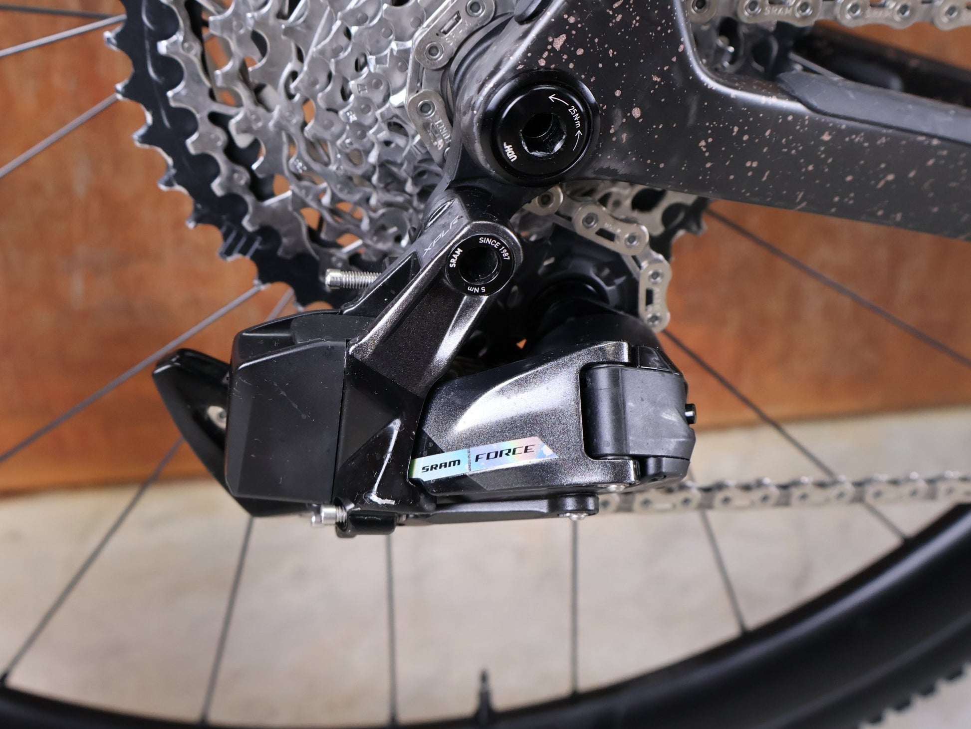 Gravel/Cyclocross von Trek, TREK CHECKPOINT SL 7 AXS GEN 3 / BRONZE AGE / S vor USEDBIKES - OB.DE Hintergrund