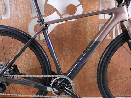 Gravel/Cyclocross von Trek, TREK CHECKPOINT SL 7 AXS GEN 3 / BRONZE AGE / S vor USEDBIKES - OB.DE Hintergrund