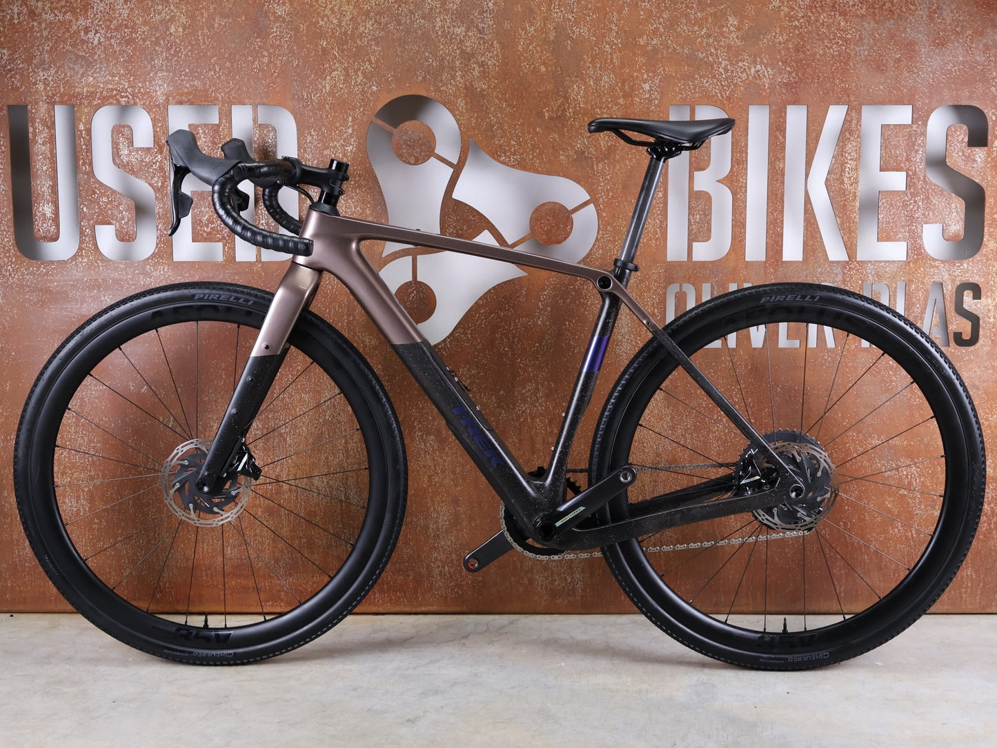 Gravel/Cyclocross von Trek, TREK CHECKPOINT SL 7 AXS GEN 3 / BRONZE AGE / S vor USEDBIKES - OB.DE Hintergrund