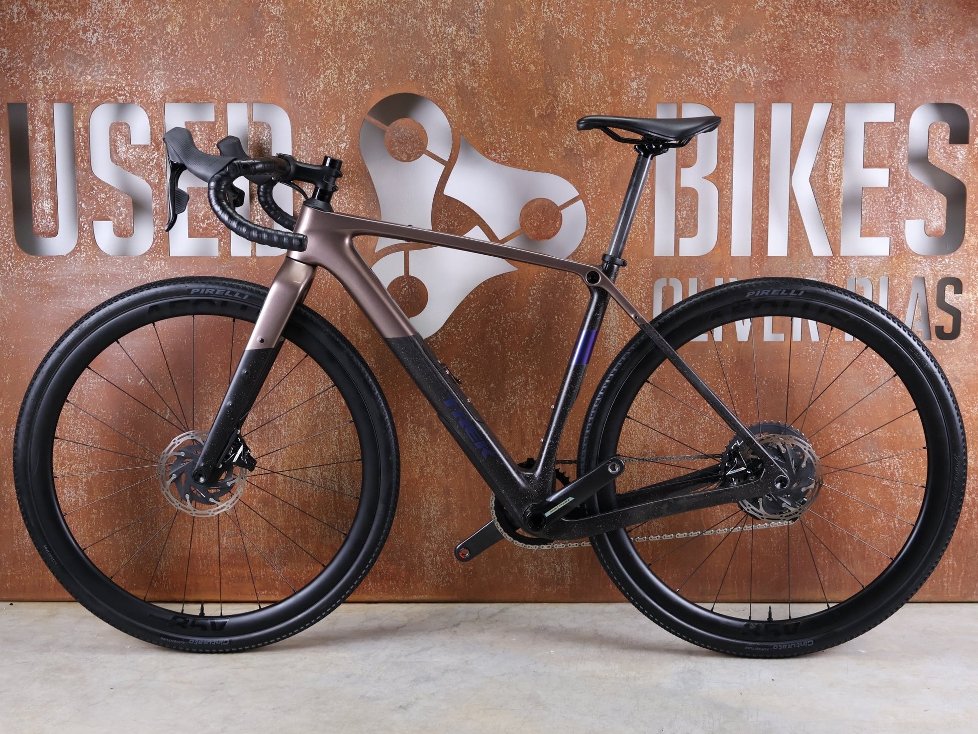 Gravel/Cyclocross von Trek, TREK CHECKPOINT SL 7 AXS GEN 3 / BRONZE AGE / S vor USEDBIKES - OB.DE Hintergrund