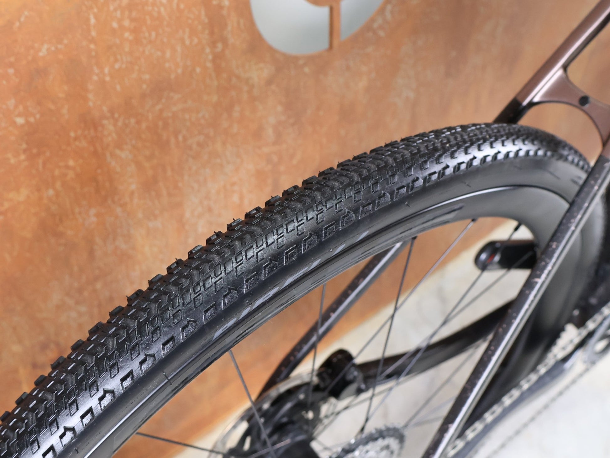 Gravel/Cyclocross von Trek, TREK CHECKPOINT SL 7 AXS GEN 3 / BRONZE AGE / S vor USEDBIKES - OB.DE Hintergrund