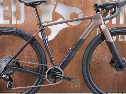 Gravel/Cyclocross von Trek, TREK CHECKPOINT SL 7 AXS GEN 3 / BRONZE AGE / S vor USEDBIKES - OB.DE Hintergrund