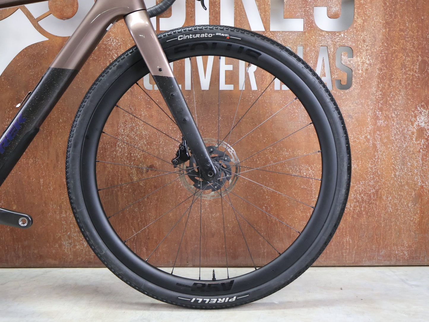 Gravel/Cyclocross von Trek, TREK CHECKPOINT SL 7 AXS GEN 3 / BRONZE AGE / S vor USEDBIKES - OB.DE Hintergrund