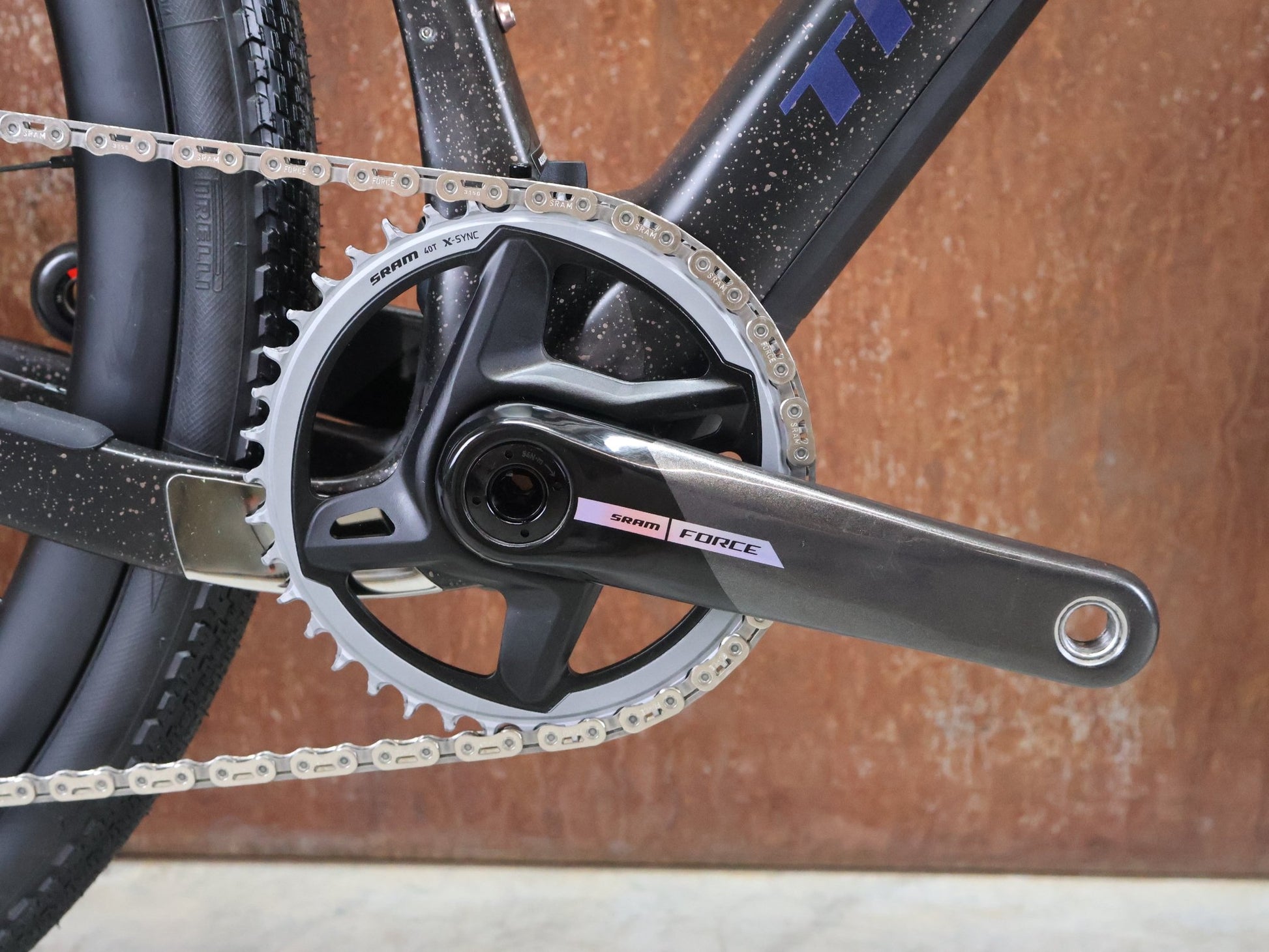 Gravel/Cyclocross von Trek, TREK CHECKPOINT SL 7 AXS GEN 3 / BRONZE AGE / S vor USEDBIKES - OB.DE Hintergrund