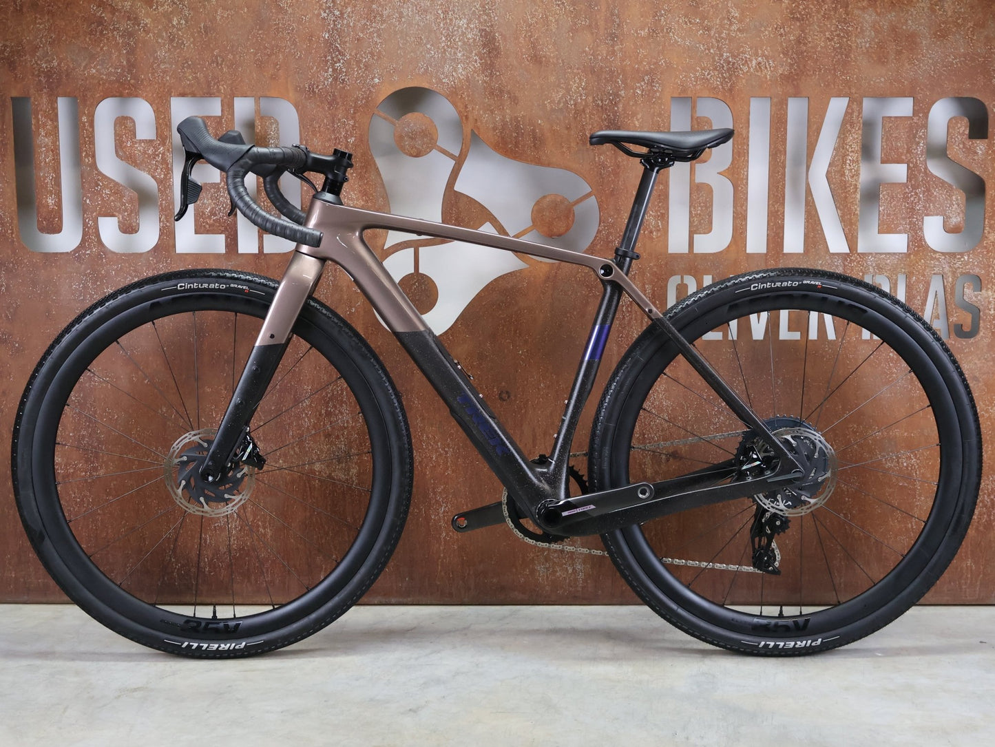 Gravel/Cyclocross von Trek, TREK CHECKPOINT SL 7 AXS GEN 3 / BRONZE AGE / S vor USEDBIKES - OB.DE Hintergrund