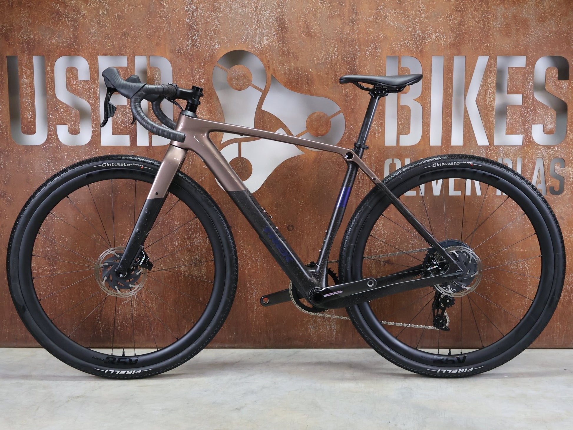 Gravel/Cyclocross von Trek, TREK CHECKPOINT SL 7 AXS GEN 3 / BRONZE AGE / S vor USEDBIKES - OB.DE Hintergrund