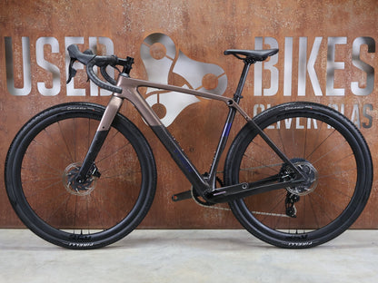 Gravel/Cyclocross von Trek, TREK CHECKPOINT SL 7 AXS GEN 3 / BRONZE AGE / S vor USEDBIKES - OB.DE Hintergrund