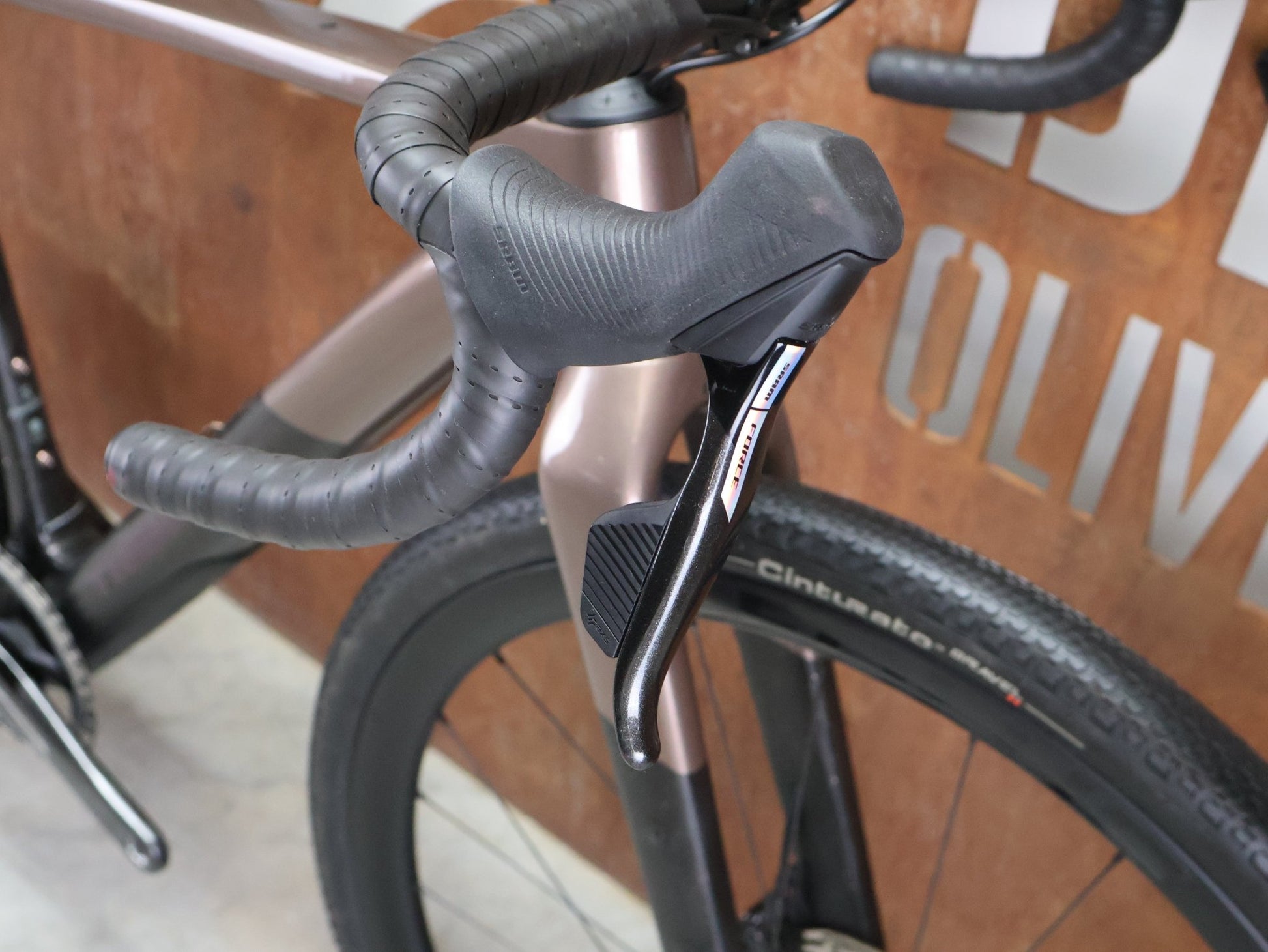 Gravel/Cyclocross von Trek, TREK CHECKPOINT SL 7 AXS GEN 3 / BRONZE AGE / S vor USEDBIKES - OB.DE Hintergrund