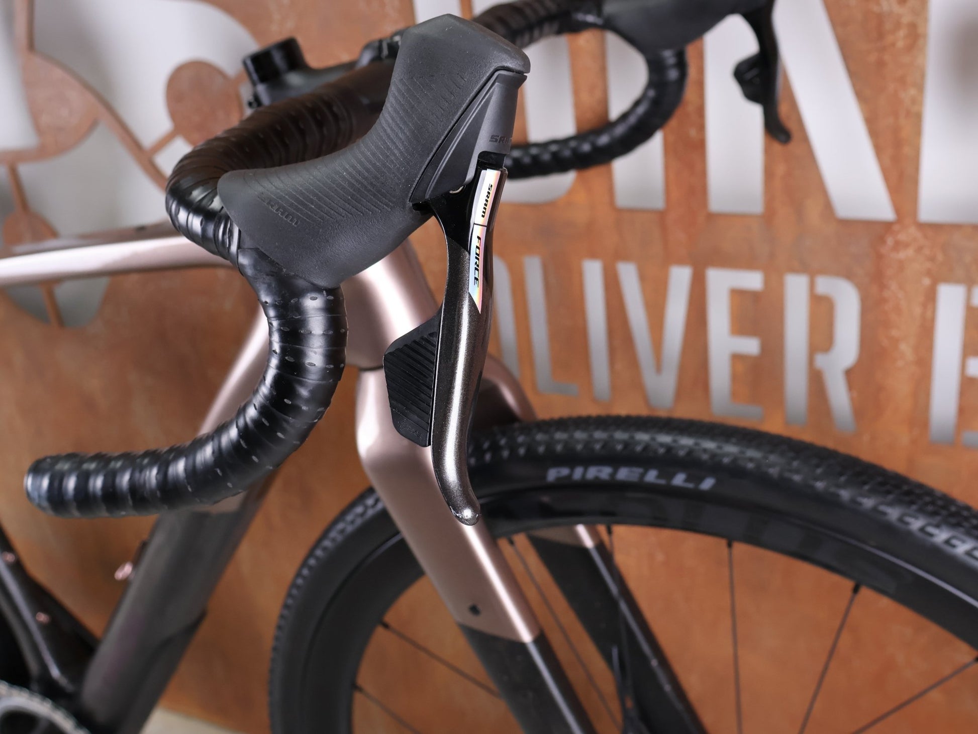 Gravel/Cyclocross von Trek, TREK CHECKPOINT SL 7 AXS GEN 3 / BRONZE AGE / S vor USEDBIKES - OB.DE Hintergrund