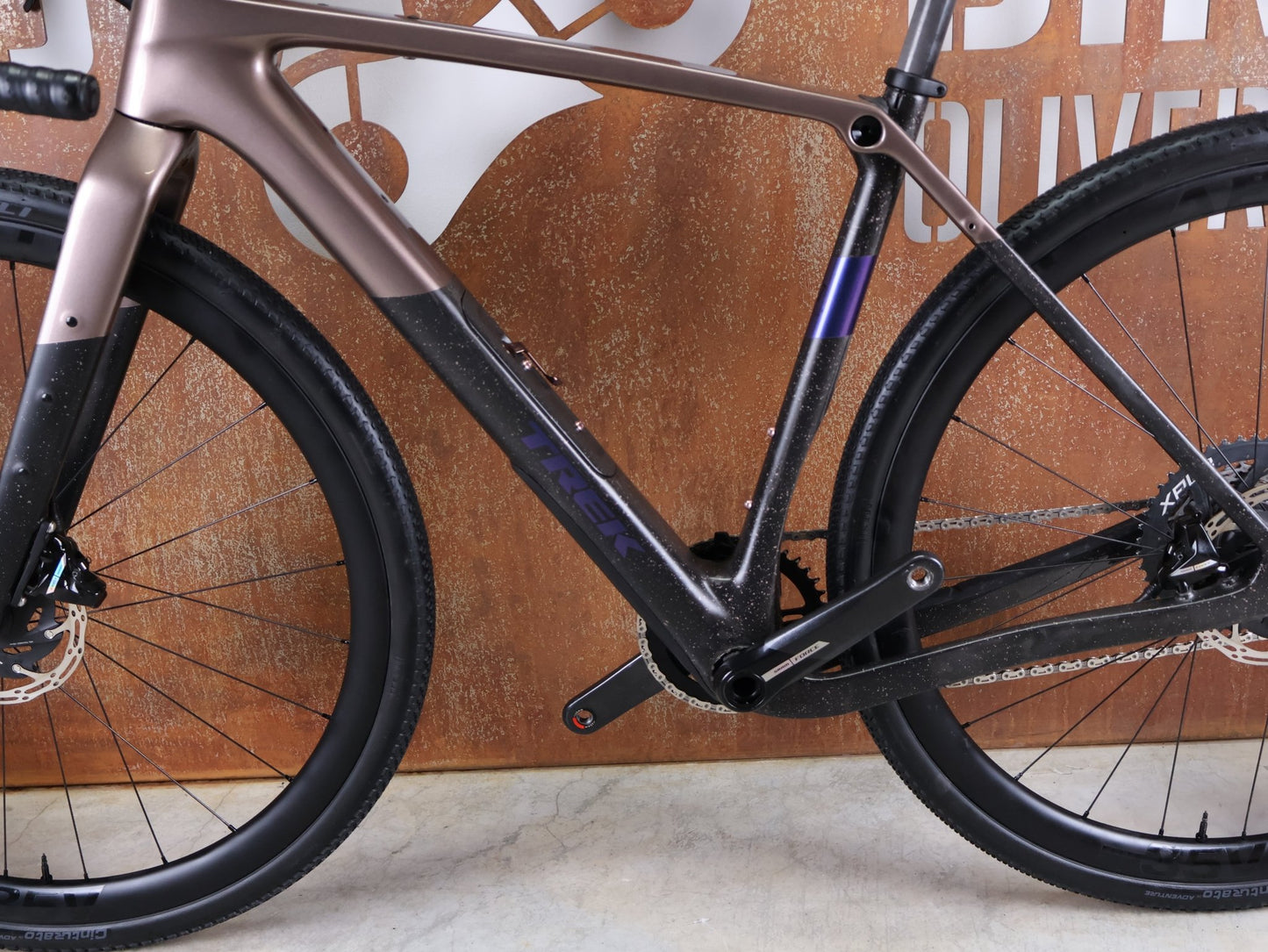 Gravel/Cyclocross von Trek, TREK CHECKPOINT SL 7 AXS GEN 3 / BRONZE AGE / S vor USEDBIKES - OB.DE Hintergrund